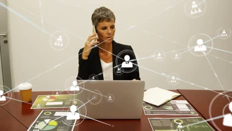 animación de la red de iconos de perfil sobre mujer de negocios caucásica hablando en teléfono inteligente en la oficina.
