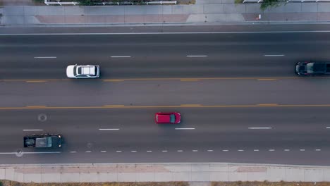 concepto de viaje: tráfico bidireccional en una vía pública muy transitada