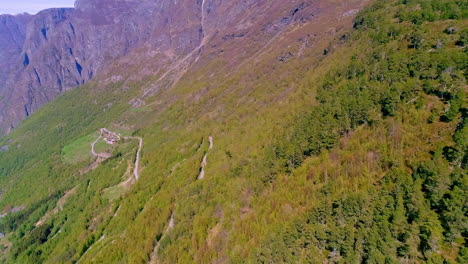 El-Lado-Verde-Y-Exuberante-De-Una-Montaña-Escarpada