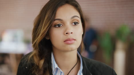 cara, estudiante y educación con una universidad