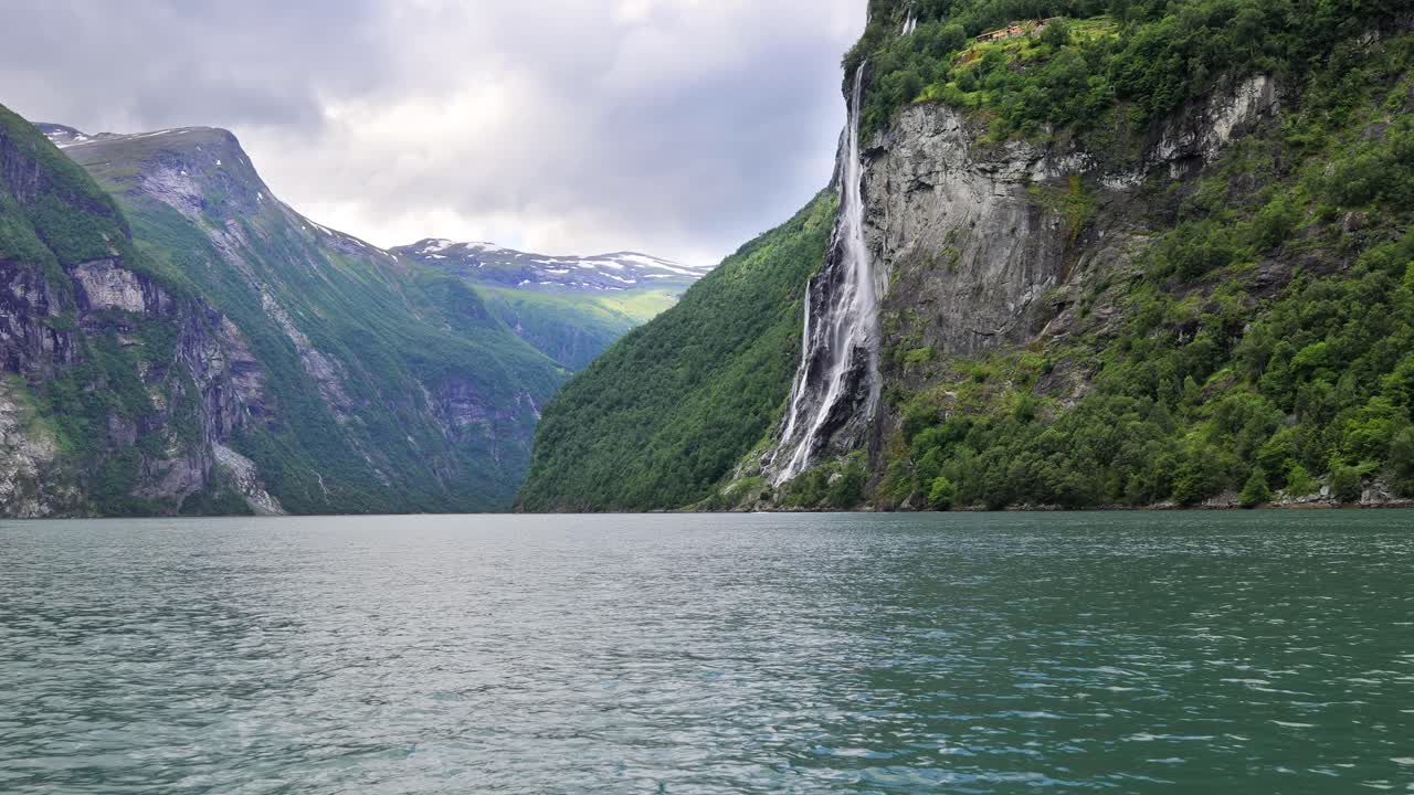 Geiranger fiyordu, Yedi Kız Kardeş şelalesi. Güzel Doğa Norveç doğal manzarası.
