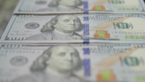 los billetes de 100 dólares.