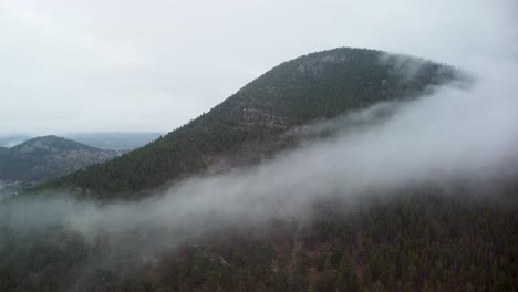vista aérea del banco de nubes de niebla en el parque estes, colorado