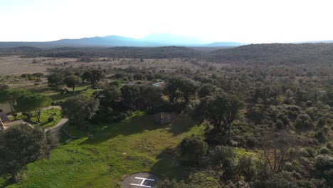 Eine-Drohne-Macht-Eine-Luftaufnahme-Von-Chateau-Aurou,-Einem-Exklusiven-Versammlungs--Und-Feierraum-In-Frankreich