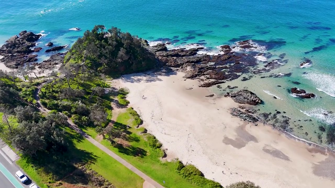 Ripresa aerea con drone di una strada costiera che costeggia le acque turchesi dell'oceano a Port Macquarie