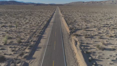 Dji-Phantom-4-Pro-En-El-Desierto-Del-Sur-De-California-En-Una-Carretera-Abierta-Entre-Montañas