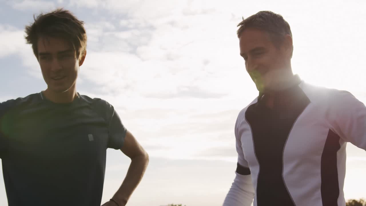 padre y joven hijo adulto disfrutando de actividades al aire libre juntos