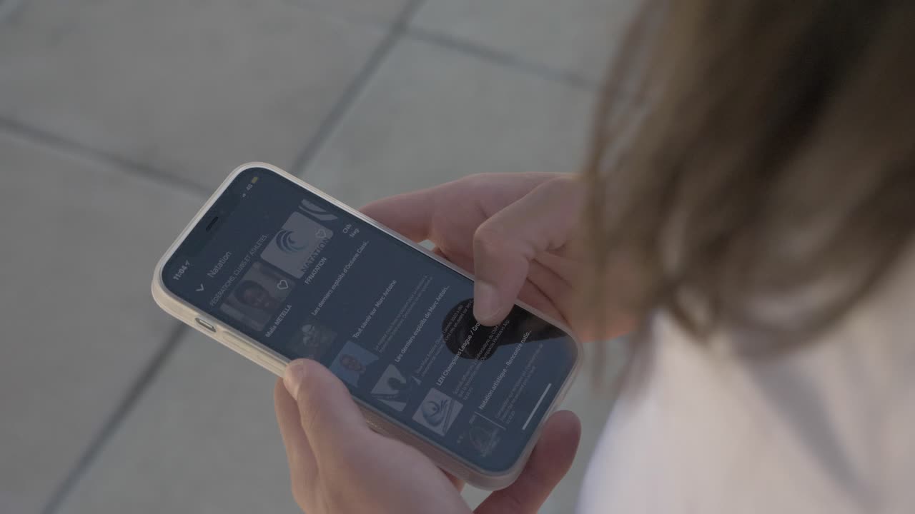 Chatain's hair woman who is scrolling on her smartphone