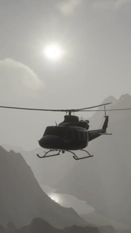 helicóptero volando sobre montañas y lagos