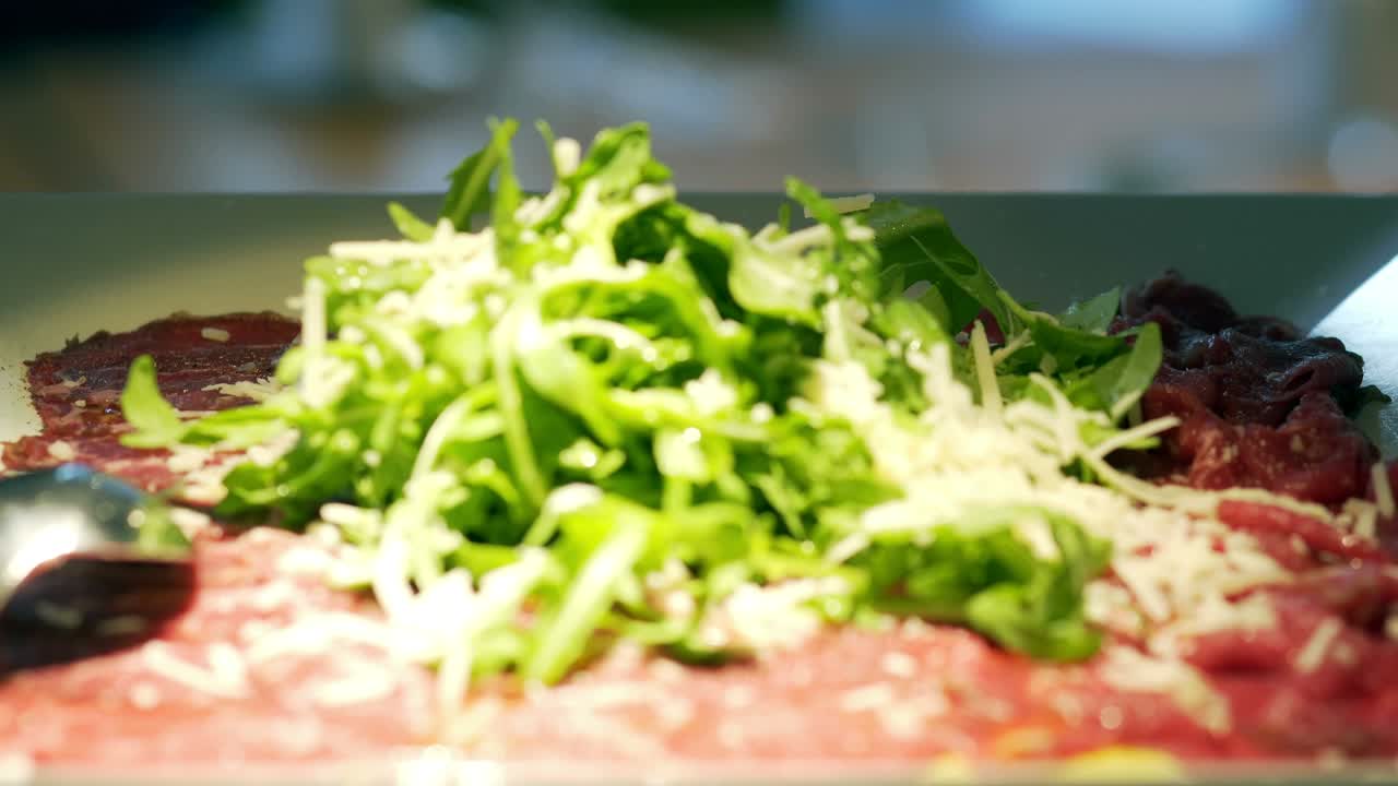 los huéspedes del restaurante eligen la comida de un buffet