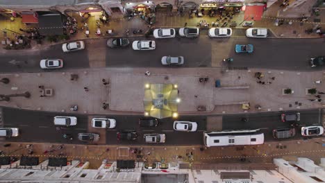 Vista-De-Arriba-Hacia-Abajo-De-La-Torre-Del-Reloj-De-Jaffa-Mientras-Los-Autos-Y-Peatones-Pasan-Por-#007