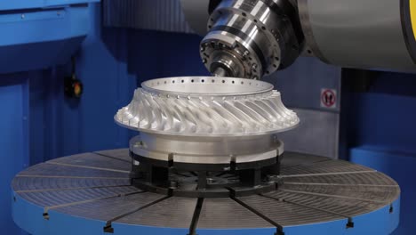 máquina de fresado cnc para metalurgia. corte de metal tecnología de procesamiento moderna.