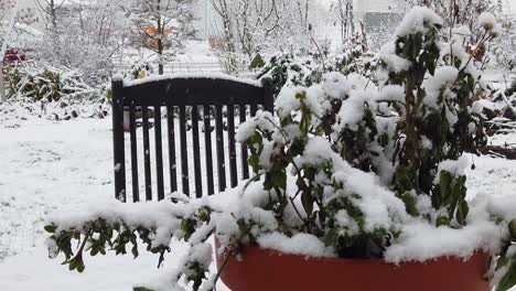 Primera-Nevada-Del-Invierno-Cayendo-Sobre-Una-Silla-En-Un-Jardín-En-Islandia