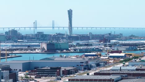 Berühmter-Wolkenkratzer,-Der-Torso-Und-Brücke-Nach-Dänemark-In-Malmö,-Schweden,-Aus-Der-Luft-Dreht