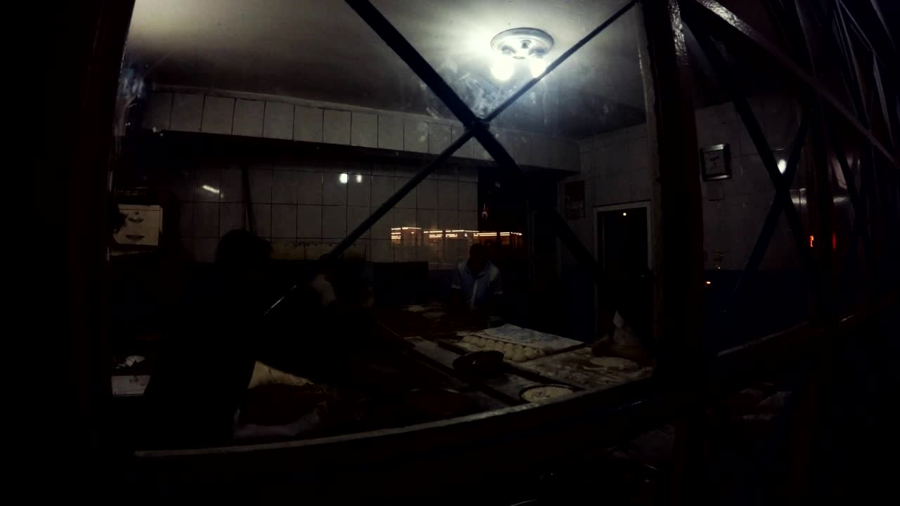 작은 집의 노동자 저녁 오래된 urfa 창문에 바를 통해 보기