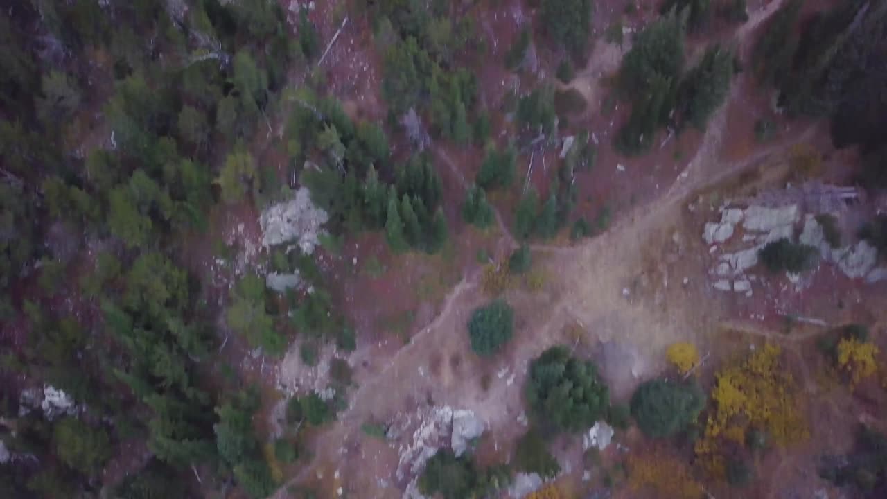 un hermoso video de un lago alpino de gran altitud al atardecer