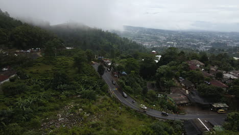 Vehículos-Que-Circulan-Por-Una-Carretera-De-Montaña-Cerca-De-Puncak-En-Java-Occidental,-Indonesia