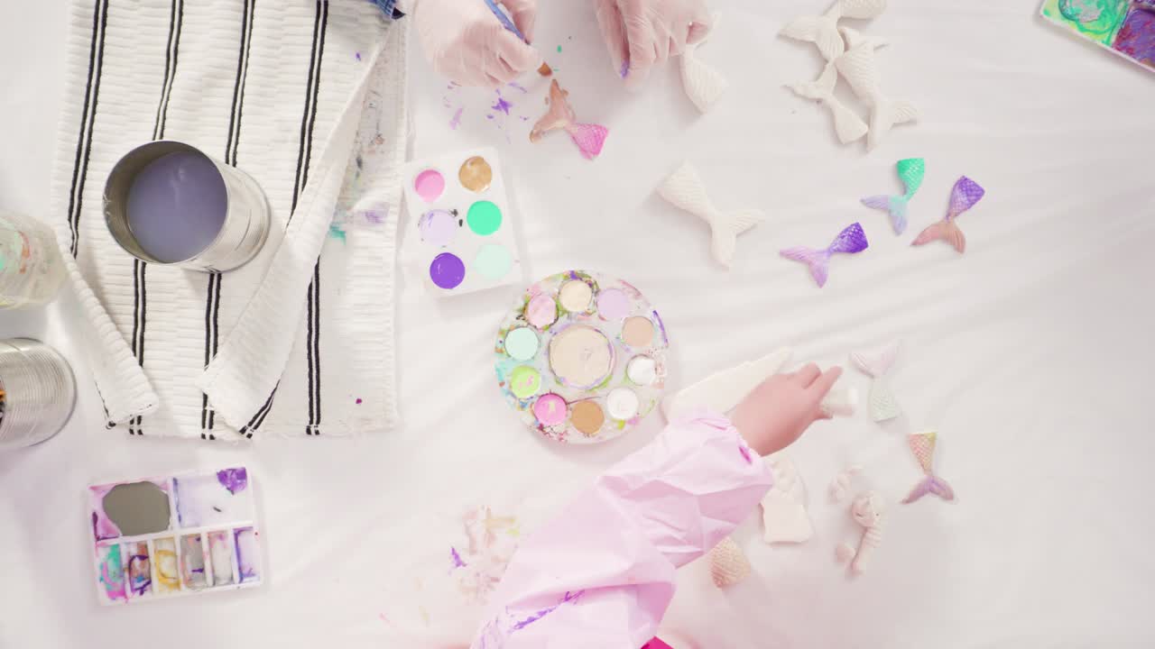 해녀 리와 조개를 아크릴 페인트로 칠하는 것