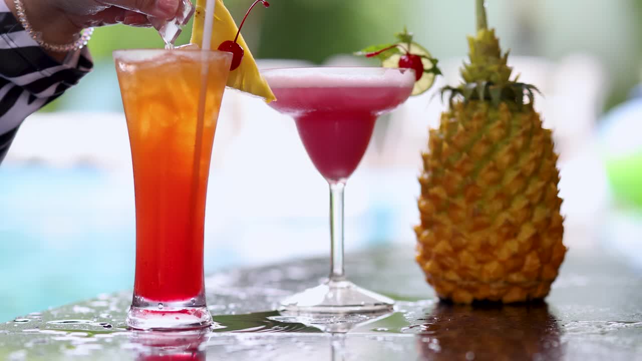 bebidas refrescantes y piña junto a la piscina