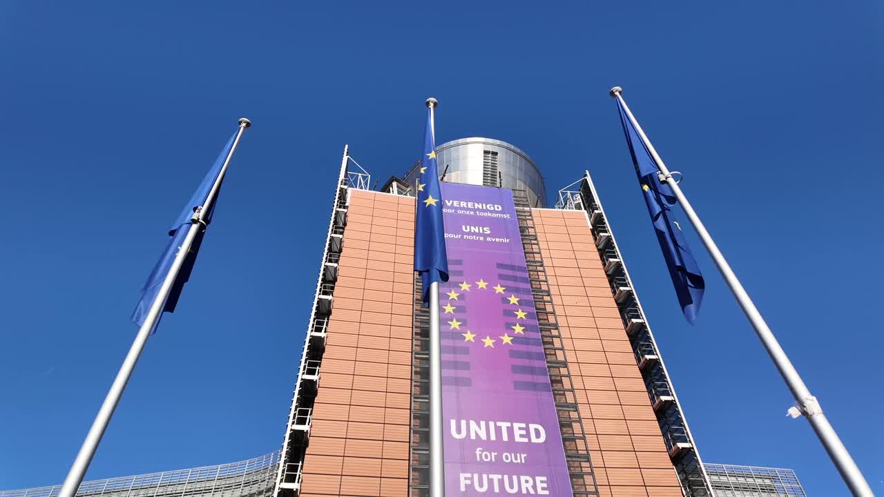 Striscione 'Uniti per il nostro futuro' sull'edificio della Commissione Europea a Bruxelles