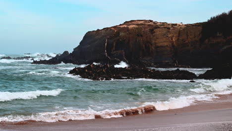 Brechende-Wellen-Auf-Felsen-An-Der-Nordatlantikküste-Portugals-In-Zeitlupe