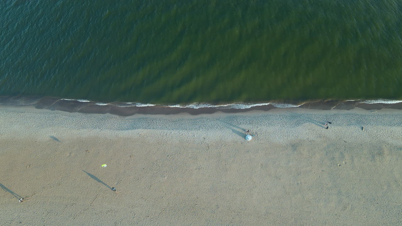 잔잔한 발트해, 구불구불한 바다, 맑은 폴란드에서 낚싯배 위에서 하향식 공중