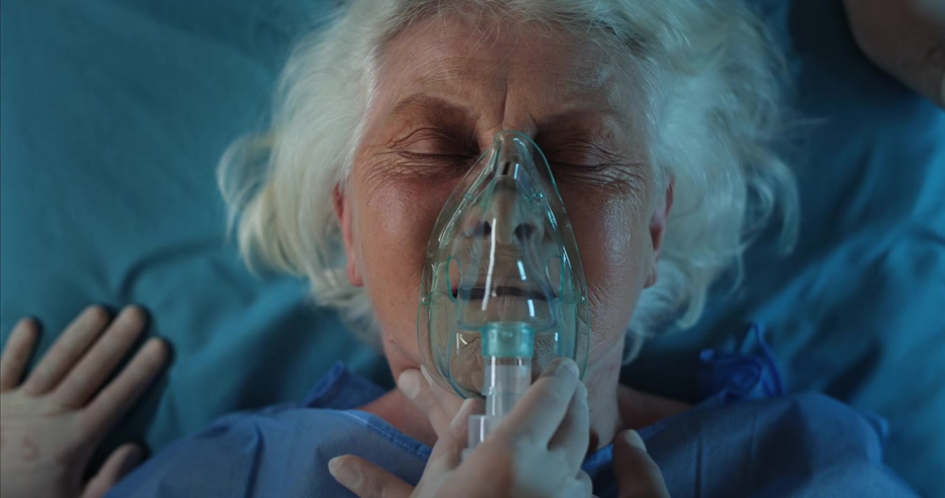 Close-up de Mulher Idosa com Máscara de Oxigênio no Hospital