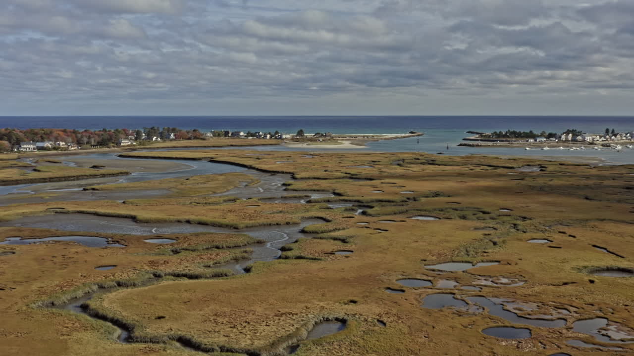 wells maine aerial v9 hermoso paisaje de marisma natural, toma circular que captura el estuario en el puerto y el vecindario de oceanside durante la temporada de otoño - octubre de 2020