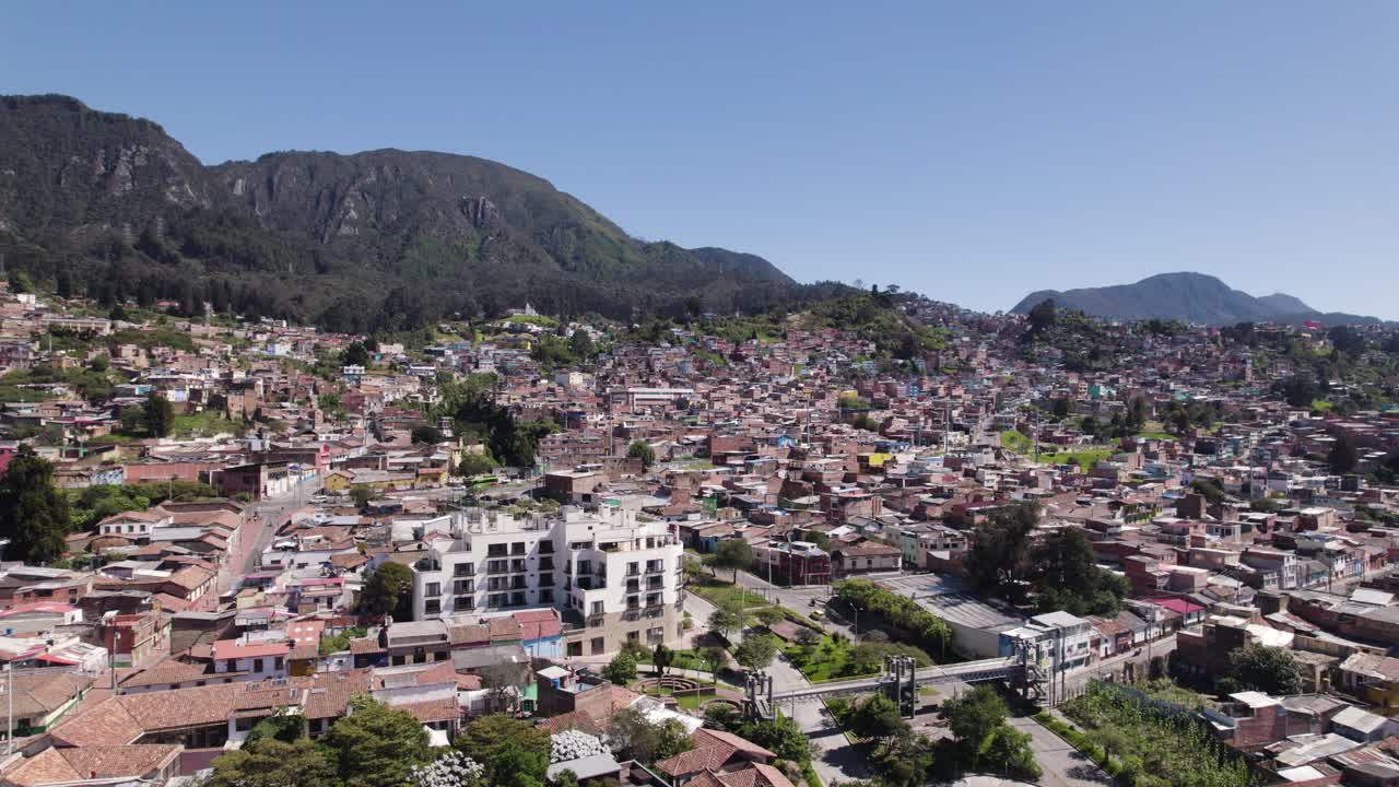 vista aérea alrededor de un barrio suburbano, un día soleado en bogotá, colombia