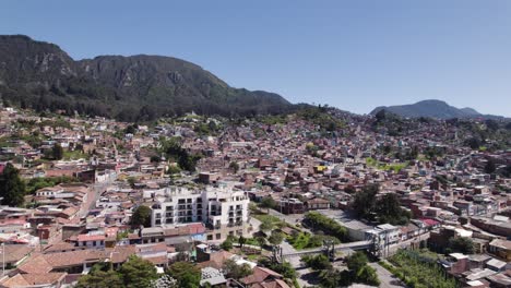 Vista-Aérea-Alrededor-De-Un-Barrio-Suburbano,-Día-Soleado-En-Bogotá,-Colombia.