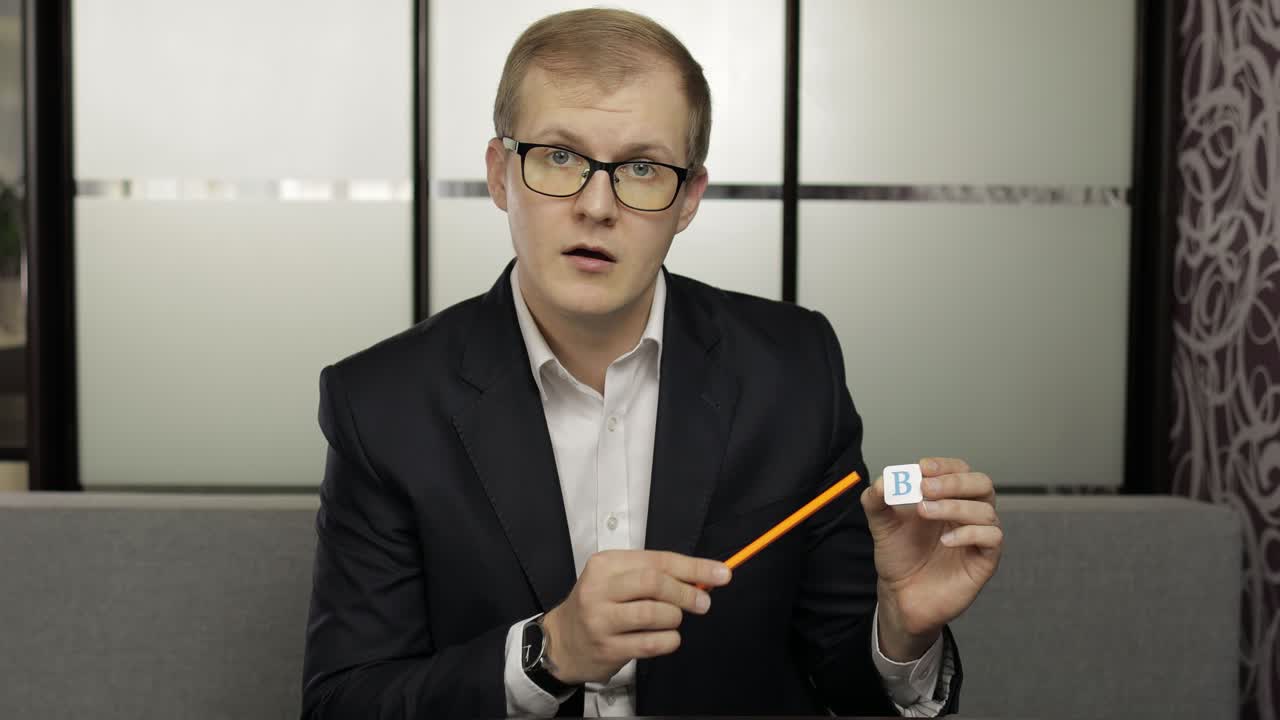 교사가 비디오 통화를 하고 있습니다. 가정에서 아이들의 수업과 함께 원격 교육