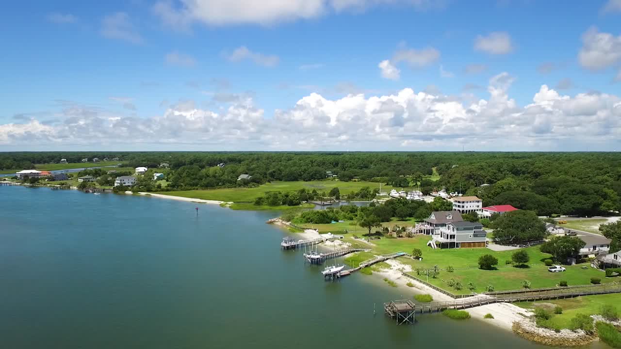 해안 내 수로가 내려다보이는 오션 아일 비치 nc의 화창한 날