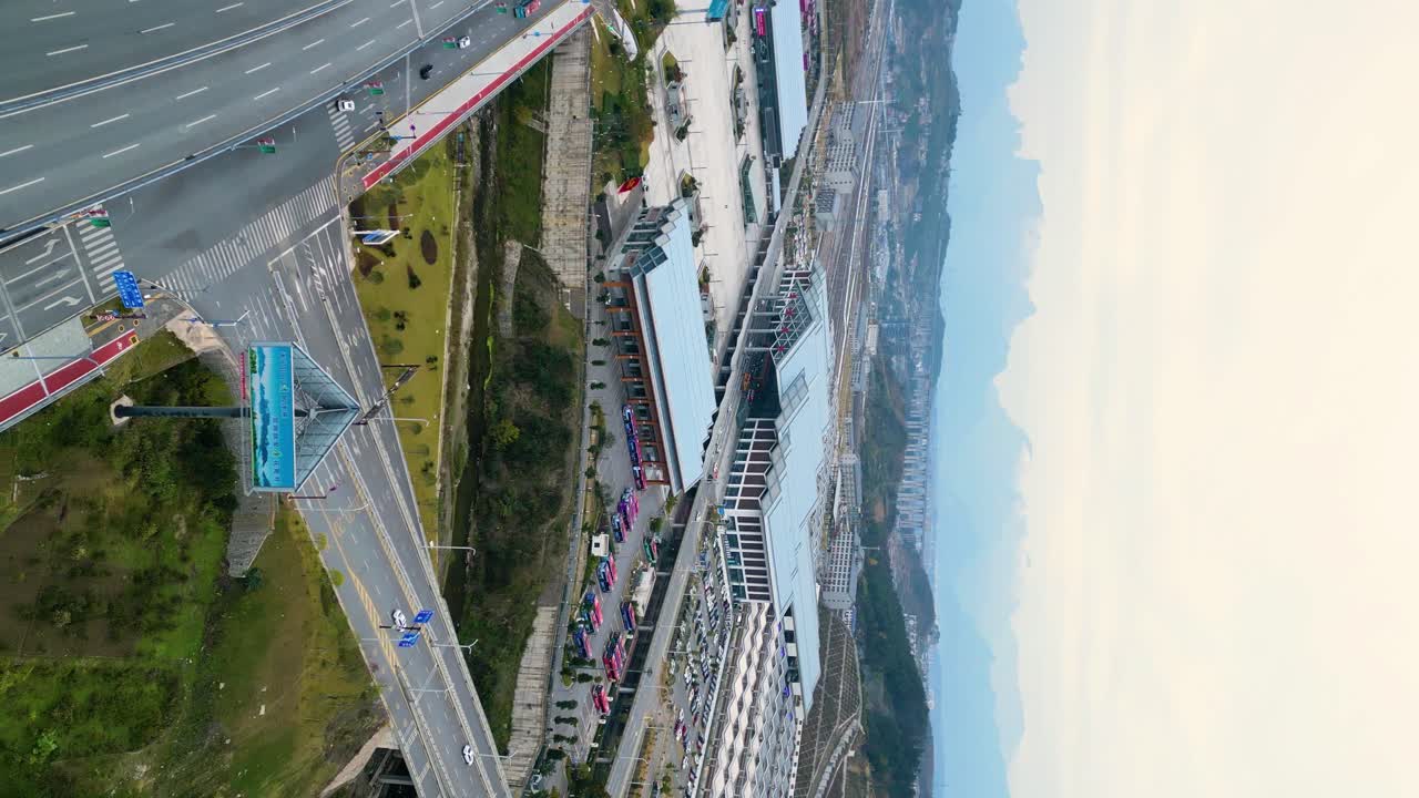 중국 장지아제 (zhangjiajie) 의 다차선 고속도로 에 있는 급행 철도역