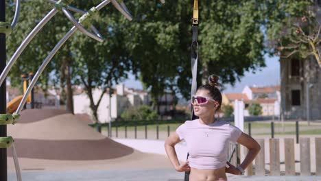 mujer haciendo ejercicio al aire libre con banda de resistencia