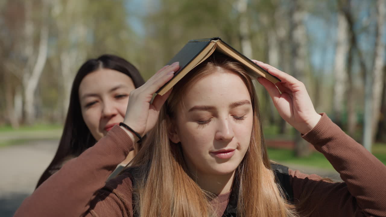 화창한 공원에서 친구들과 즐거운 시간을 보내는 활기찬 젊은 여성들, 화창한 낮에 즐거운 시간을 보내는 서로 다른 배경을 가진 명랑한 청소년들