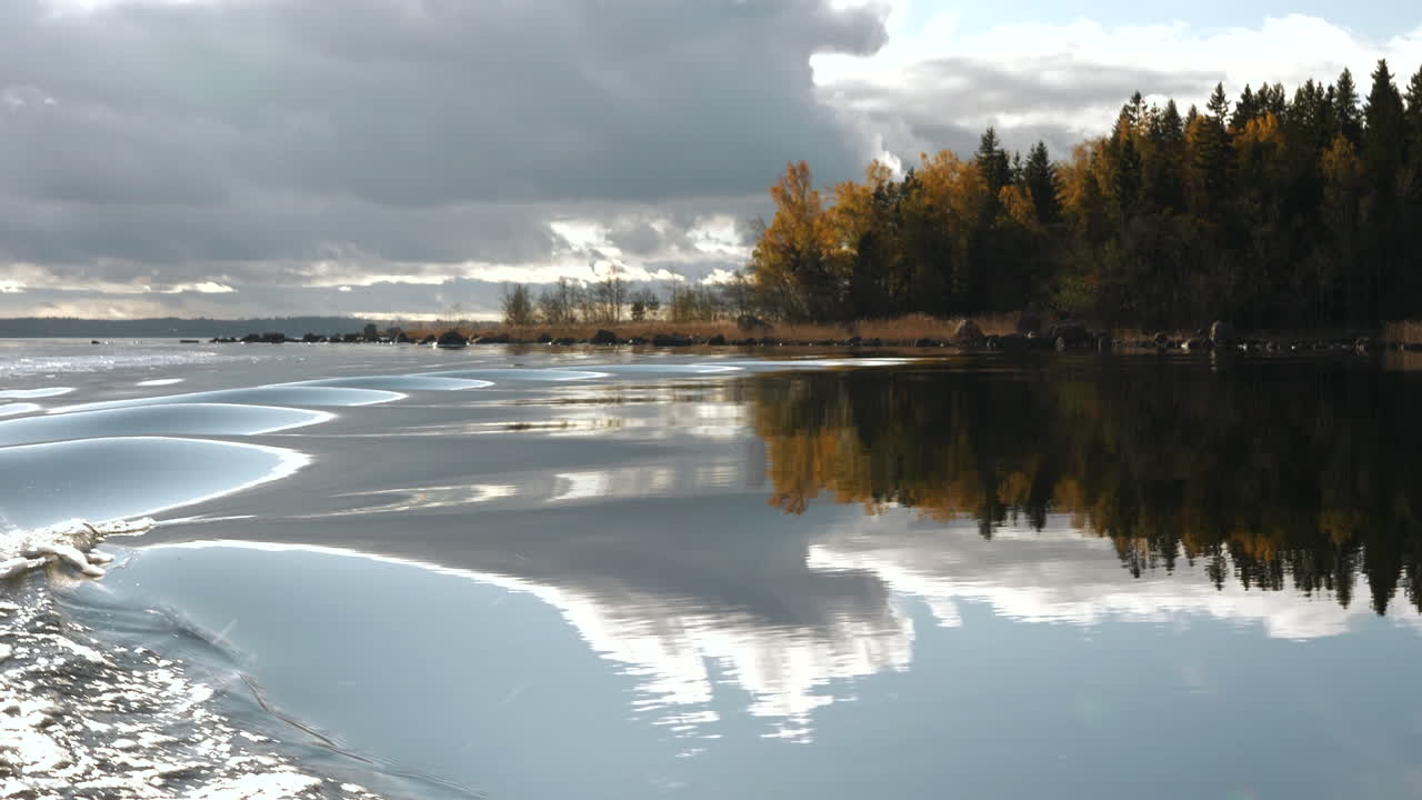 asombroso paisaje otoñal y aguas tranquilas desde un barco en movimiento en el archipiélago de kvarken, finlandia