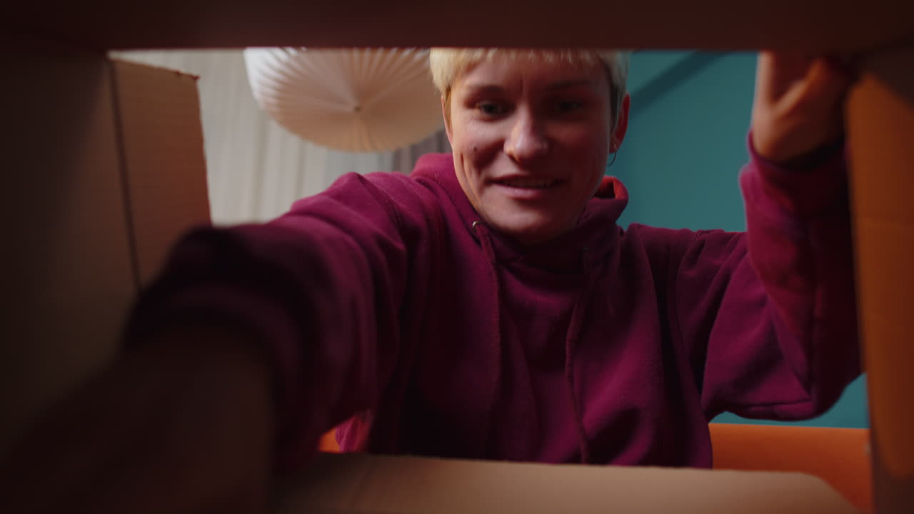 feliz mujer rubia compradora desempaque caja de cartón entrega paquete compras en línea compra en casa