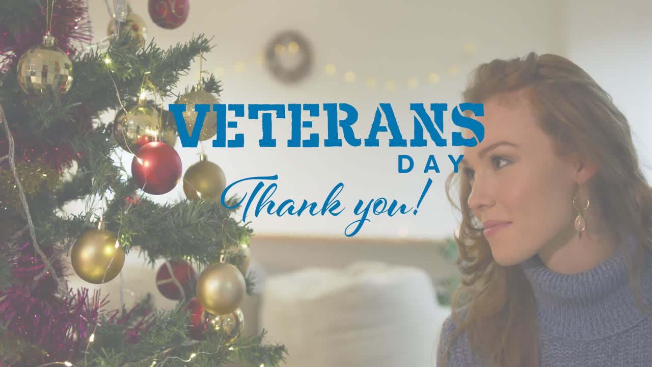 una vista lateral de una joven y bonita mujer pelirroja decorando un árbol de navidad en casa con adornos es un espectáculo