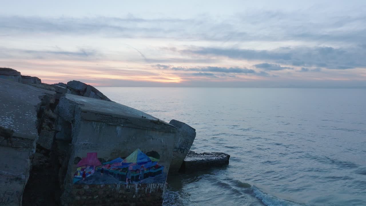 리에파자 발트해 해변에 있는 카로스타 북부 요새에서 버려진 해변 요새 건물의 공중 설정 전망, 일몰, 황금시간, 넓은 드론 샷 앞으로 이동