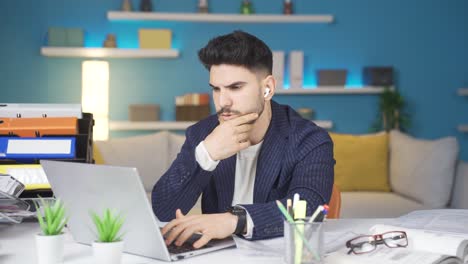 Nervöser-Geschäftsmann,-Der-Versucht,-Ein-Problem-Auf-Dem-Laptop-Zu-Beheben.