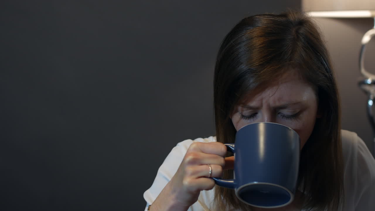 집에 있는 슬픈 우울한 소녀