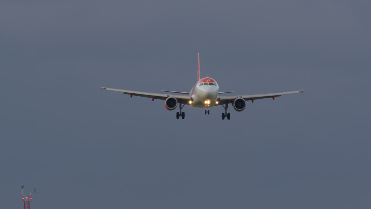 aterrizaje del avión al anochecer