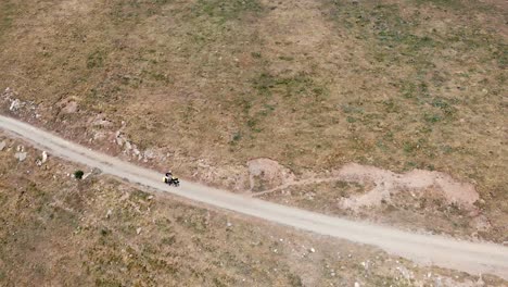 Antenne:-Mountainbiker,-Der-In-Einer-Verlassenen-Gegend-Im-Hochgebirge-Bergauf-Geht