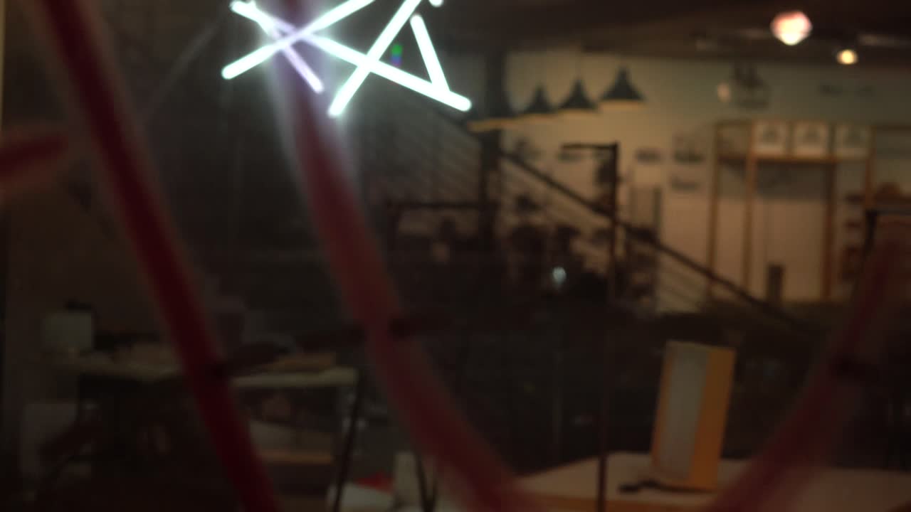 vidrio roto después del robo en el edificio