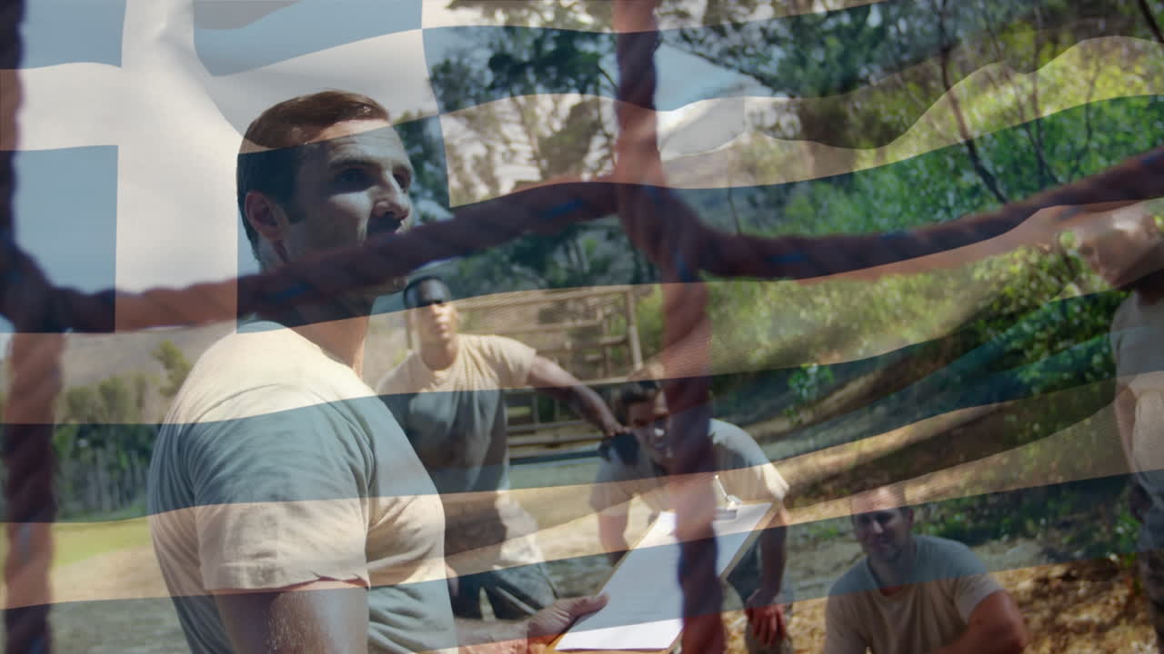 Animación de la bandera de Grecia sobre soldados diversos durante el entrenamiento