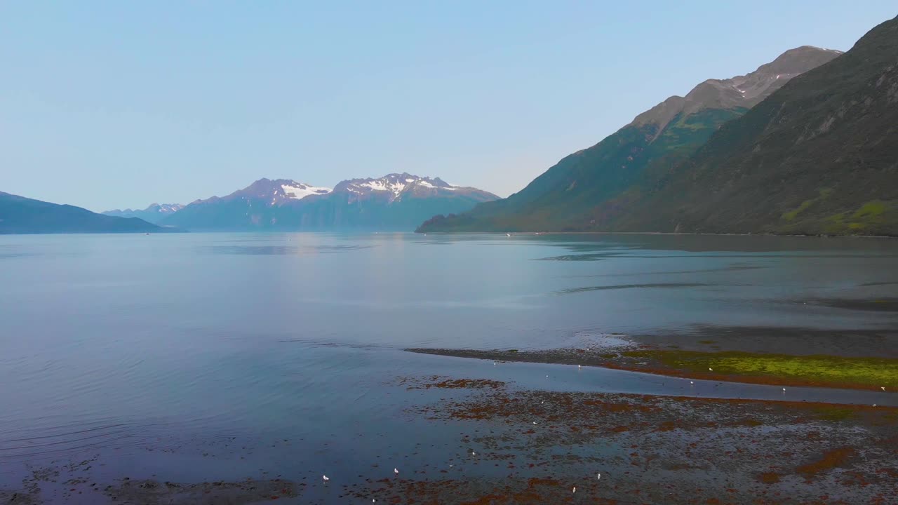 video de drones de 4k del parque marino estatal de shoup bay más allá de port valdez en valdez ak durante el día soleado de verano