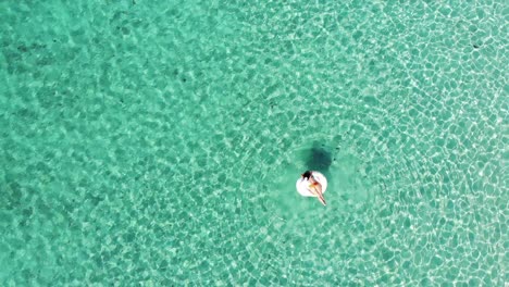 Rotación-De-Drones-Sobre-Una-Alpaca-Inflable-En-Las-Aguas-Cristalinas-De-Salento