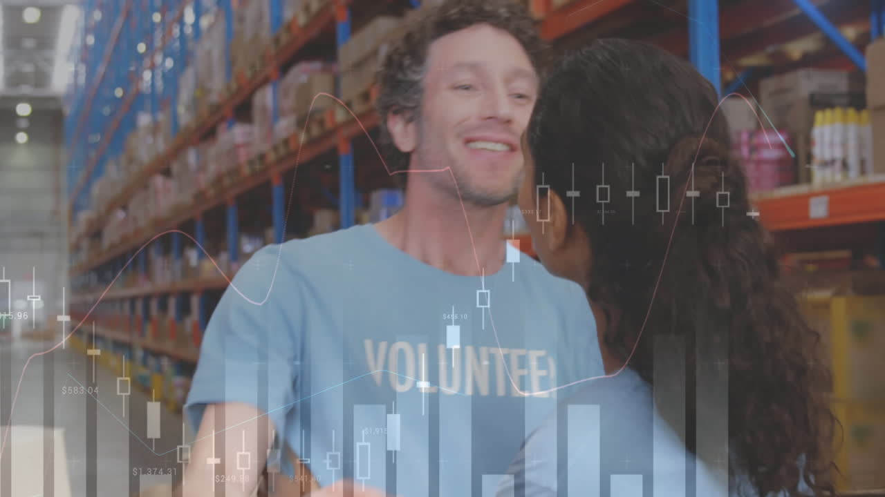 창고에서 서로 포옹하는 다양한 남성과 여성 자원봉사자에 대한 통계 데이터 처리