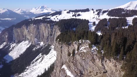 Pan-Horizontal-De-Acantilado-Alpino