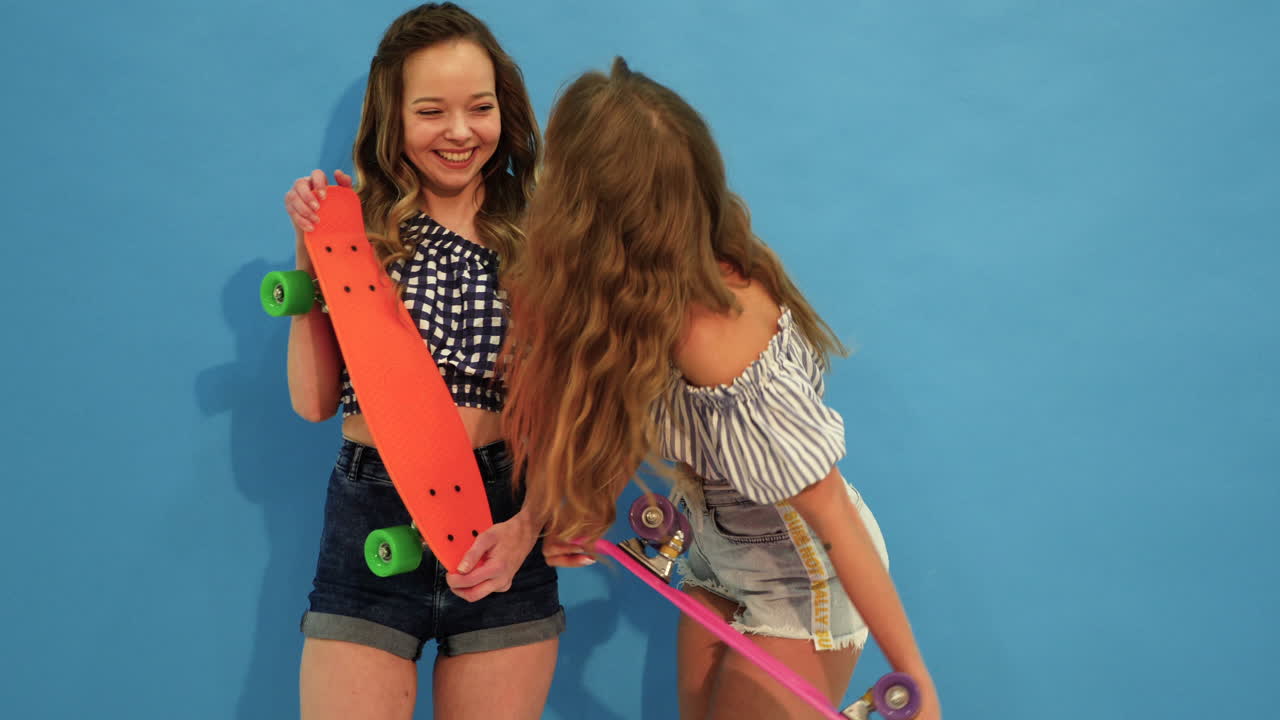 dos amigos posando con patinetas